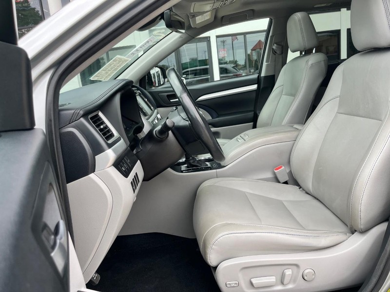 Toyota Highlander Vehicle Image 13