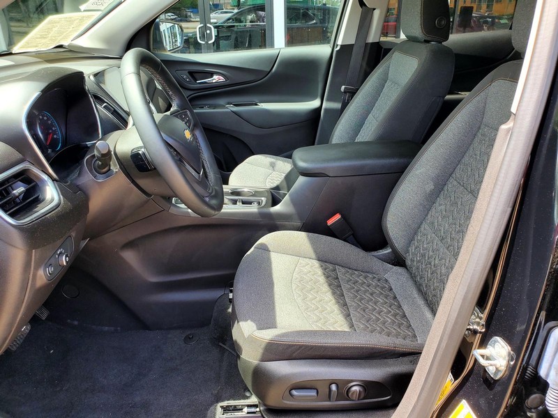 Chevrolet Equinox Vehicle Image 11