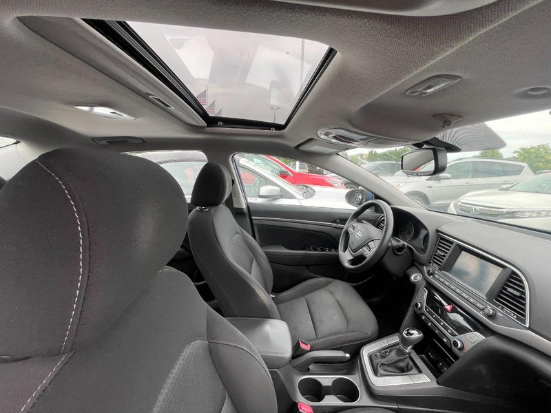 Hyundai Elantra Vehicle Image 03