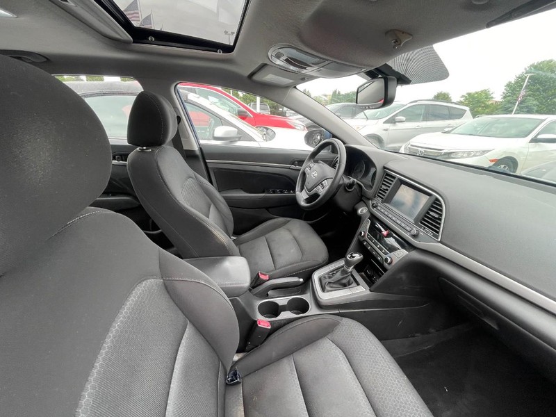 Hyundai Elantra Vehicle Image 04
