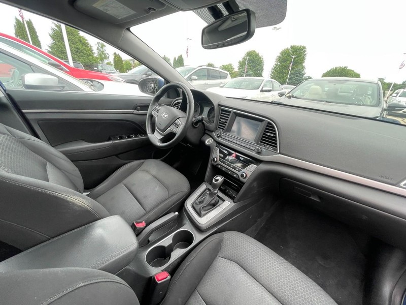 Hyundai Elantra Vehicle Image 05