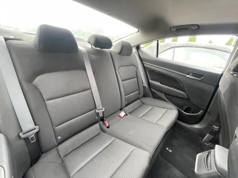 Hyundai Elantra Vehicle Image 06
