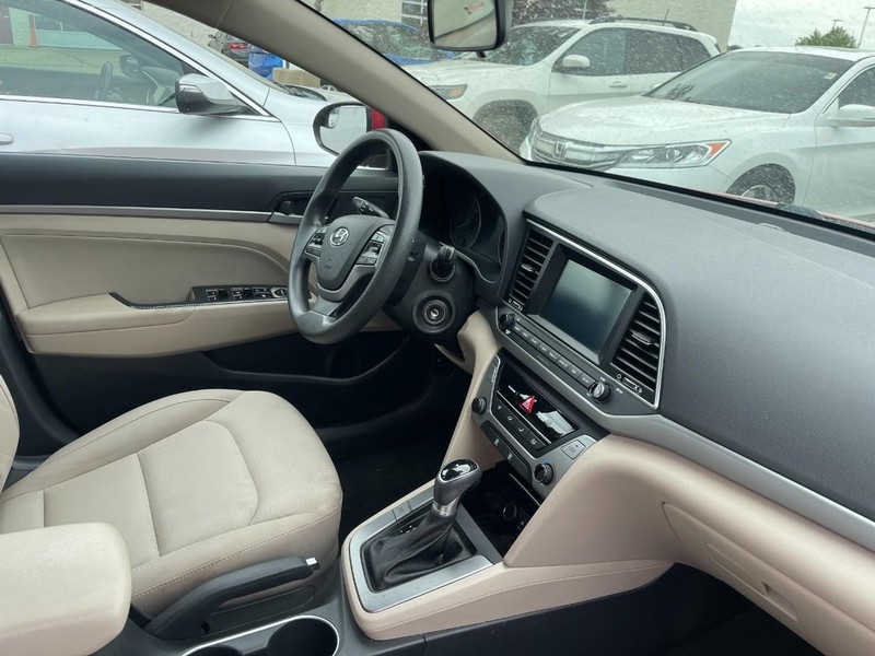Hyundai Elantra Vehicle Image 02