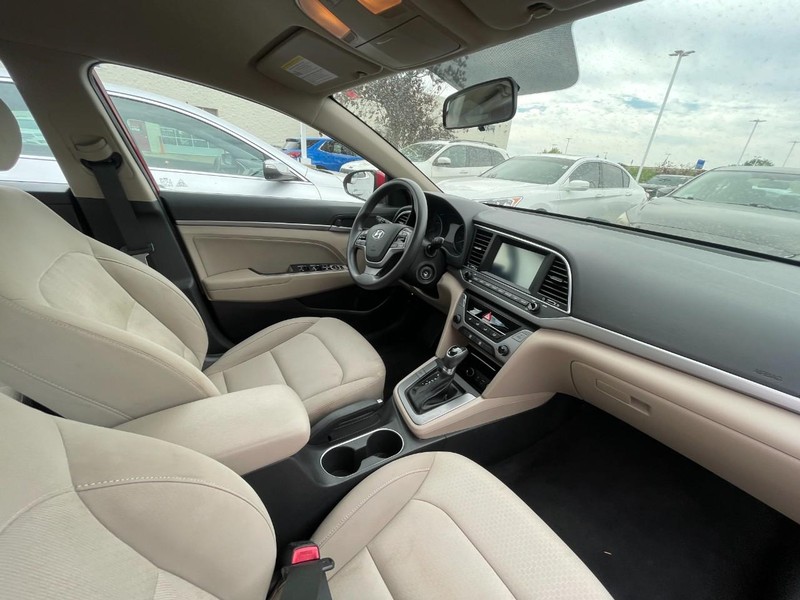 Hyundai Elantra Vehicle Image 04
