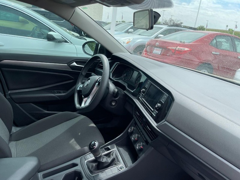 Volkswagen Jetta Vehicle Image 02