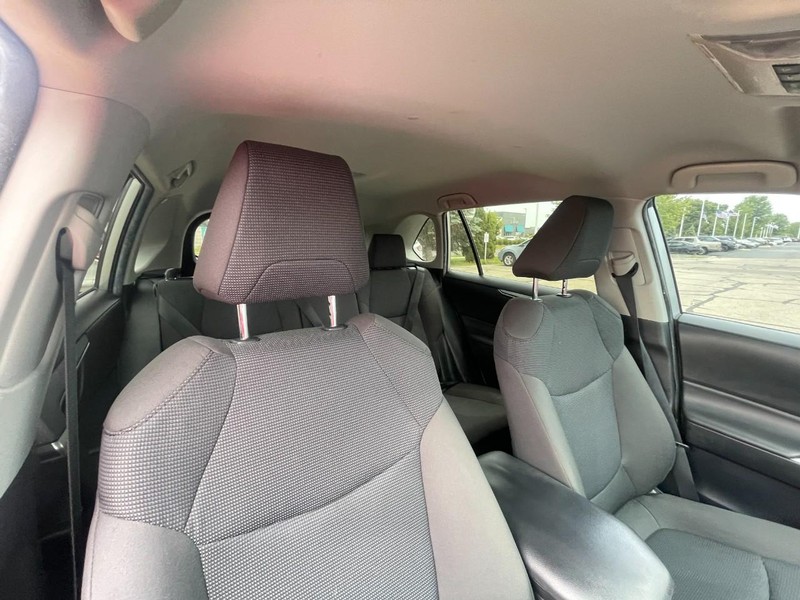 Toyota RAV4 Vehicle Image 04