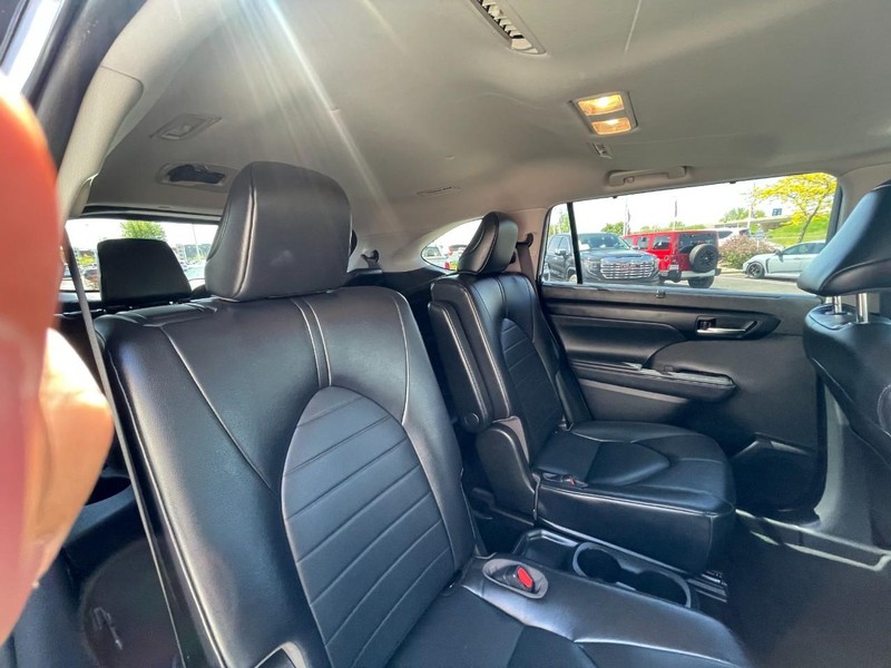 Toyota Highlander Vehicle Image 11
