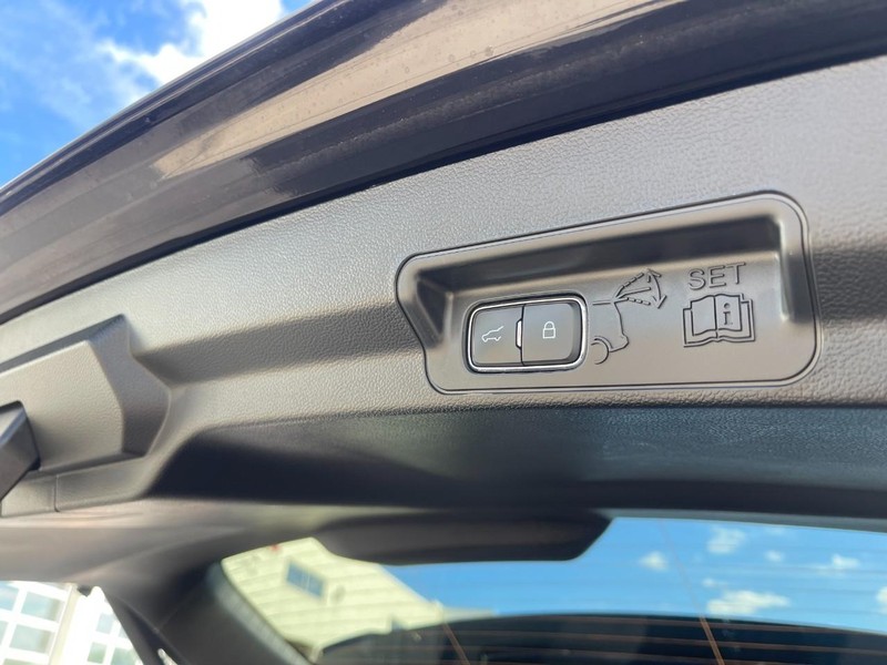 Ford Explorer Vehicle Image 18