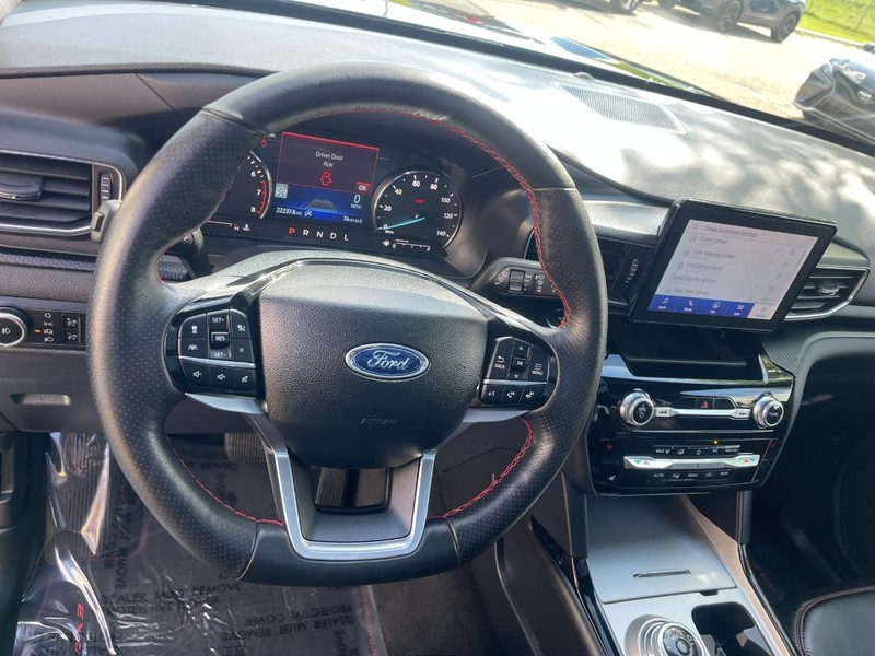 Ford Explorer Vehicle Image 26