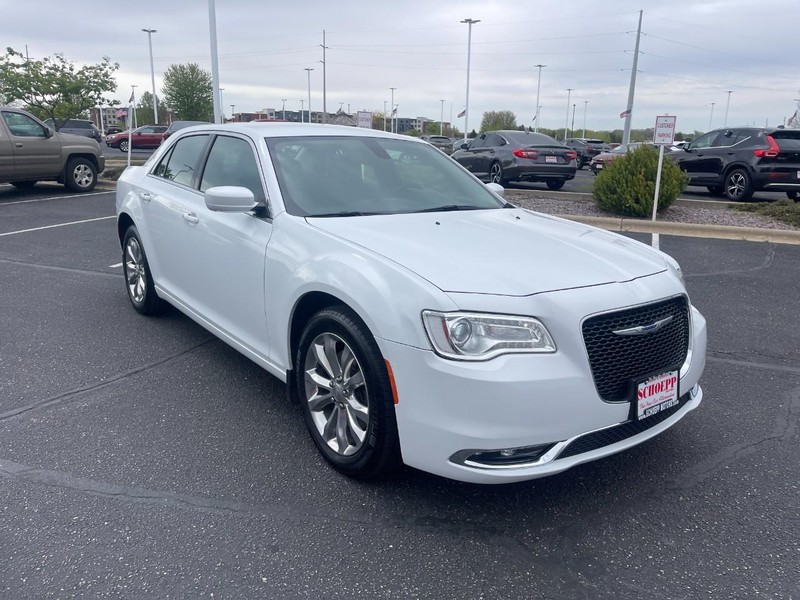 Chrysler 300 Vehicle Image 02