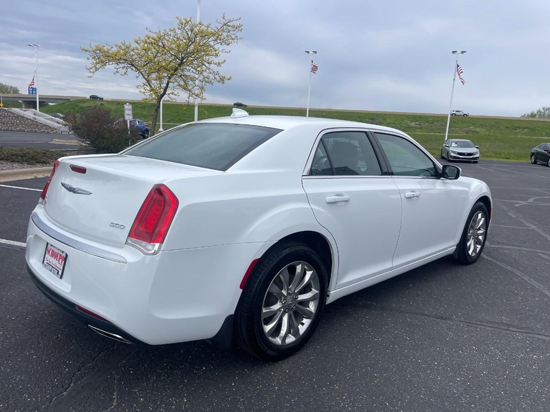 Chrysler 300 Vehicle Image 03