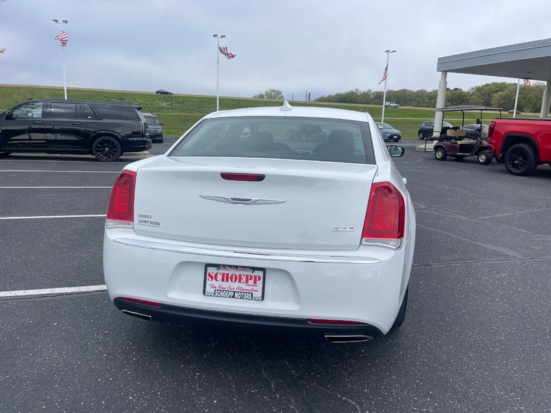 Chrysler 300 Vehicle Image 04