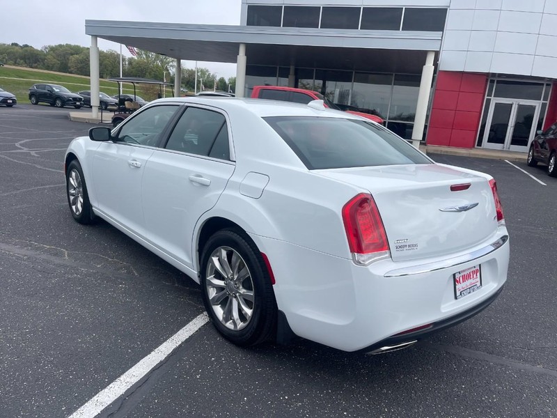 Chrysler 300 Vehicle Image 05