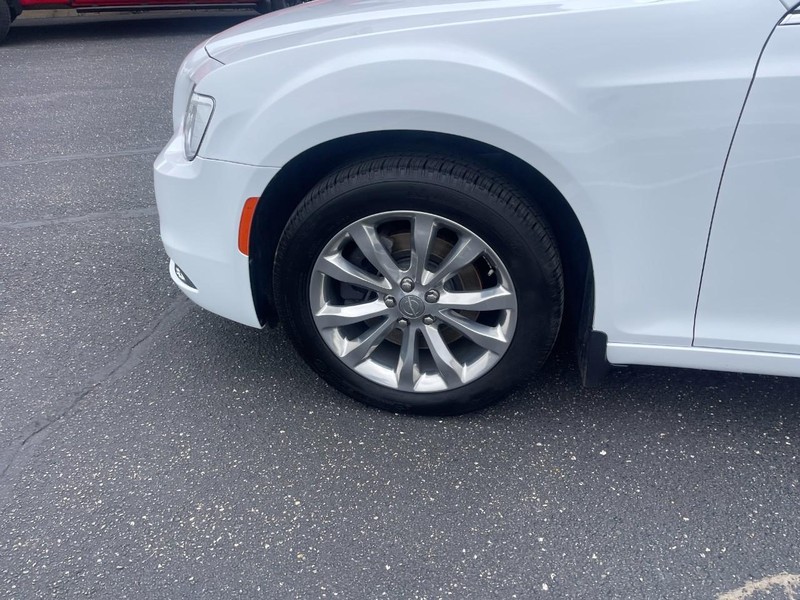 Chrysler 300 Vehicle Image 08
