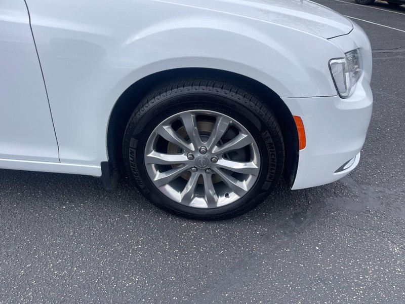 Chrysler 300 Vehicle Image 09