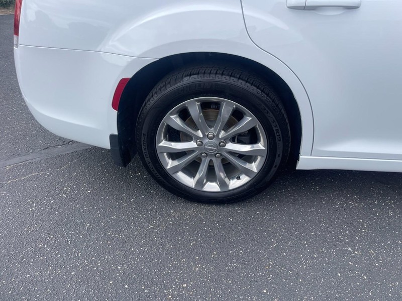 Chrysler 300 Vehicle Image 10