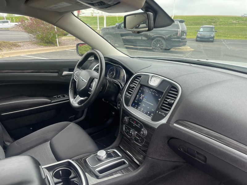 Chrysler 300 Vehicle Image 11