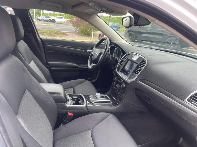 Chrysler 300 Vehicle Image 12