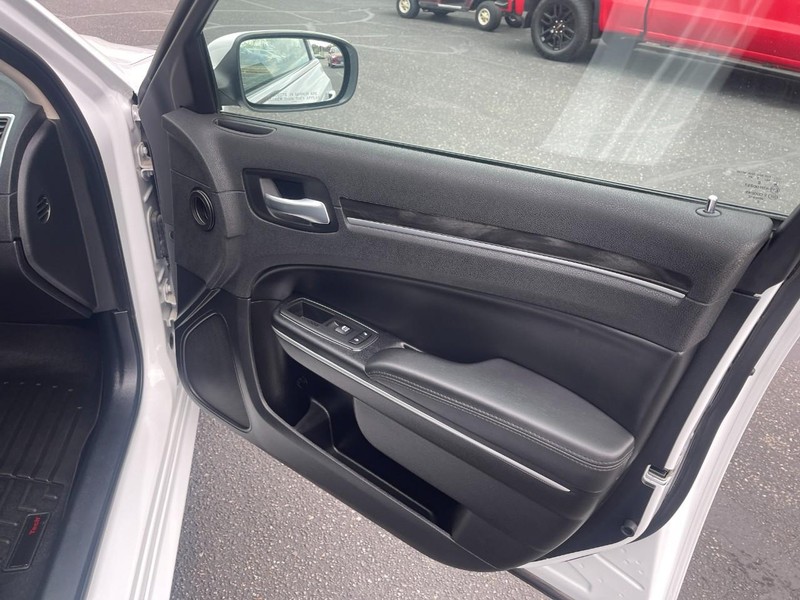 Chrysler 300 Vehicle Image 13