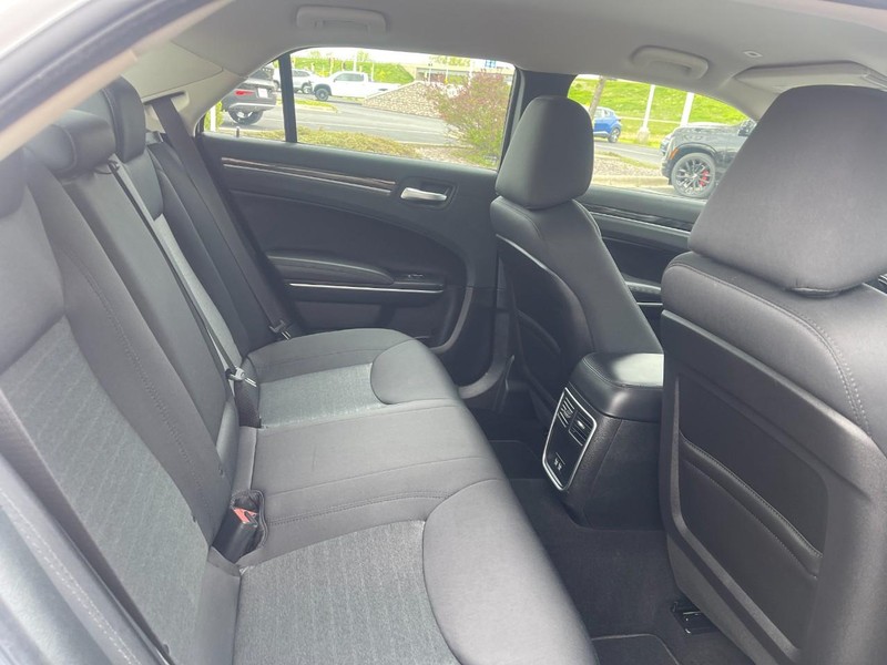 Chrysler 300 Vehicle Image 14