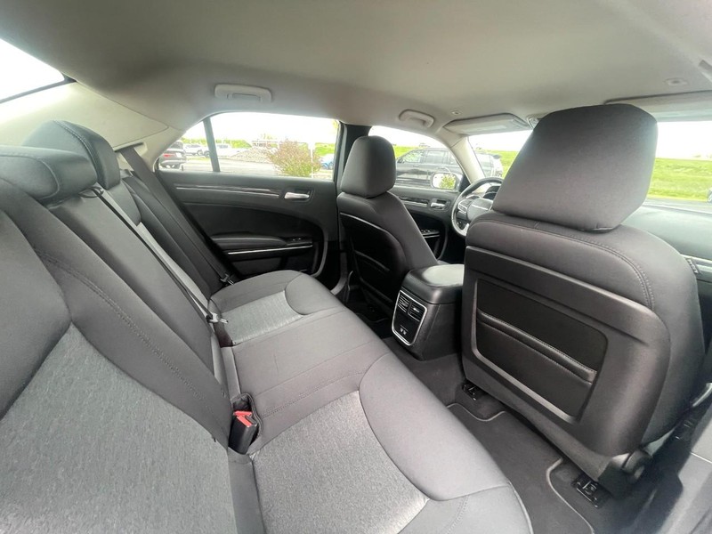 Chrysler 300 Vehicle Image 15