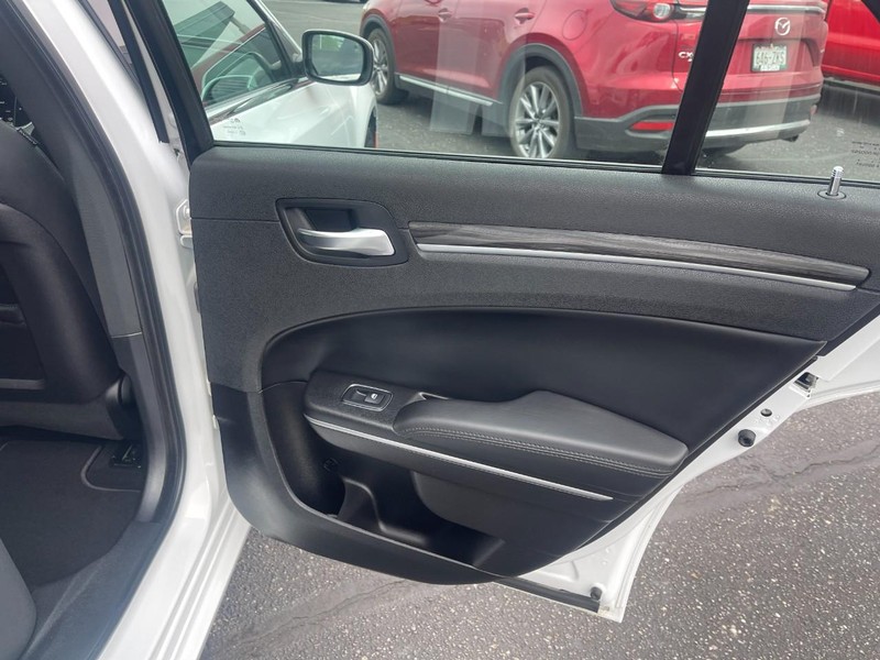 Chrysler 300 Vehicle Image 17