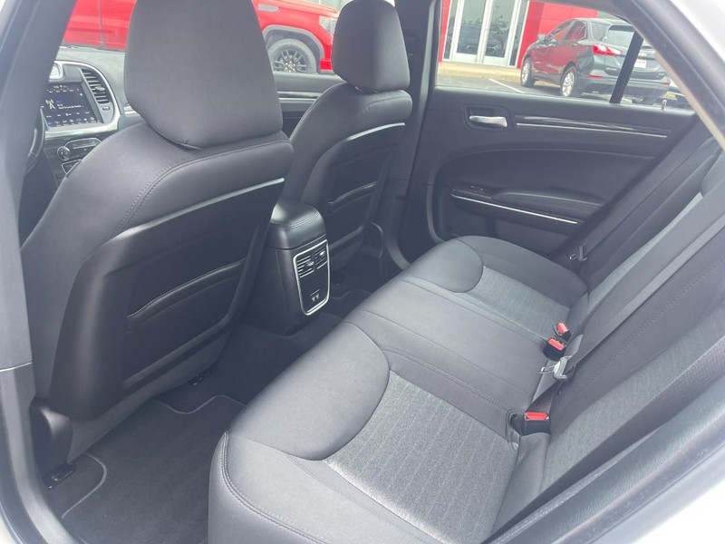 Chrysler 300 Vehicle Image 19