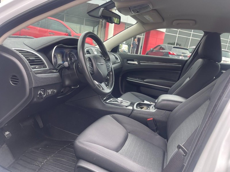 Chrysler 300 Vehicle Image 21