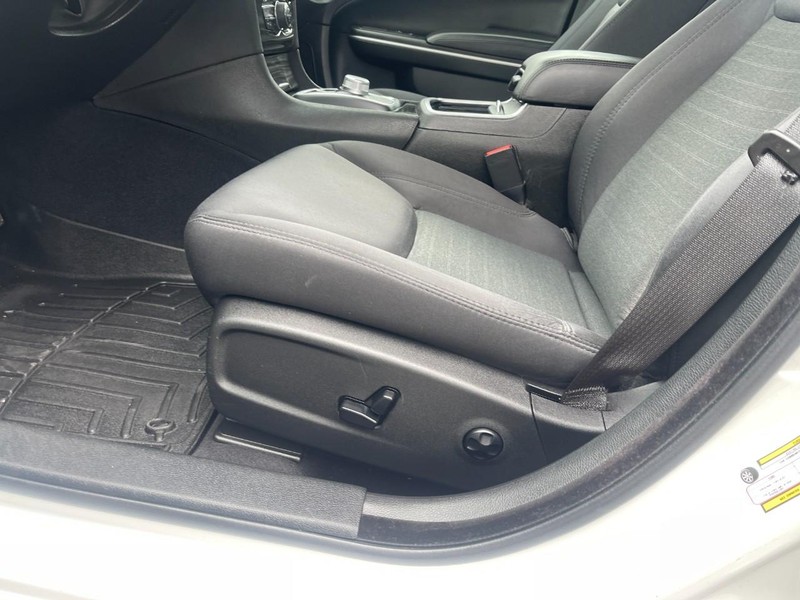 Chrysler 300 Vehicle Image 22