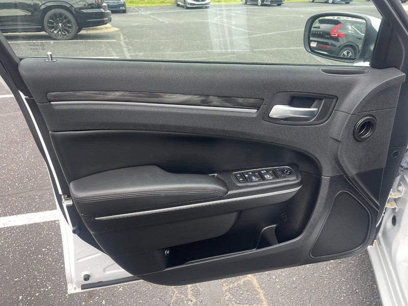 Chrysler 300 Vehicle Image 23