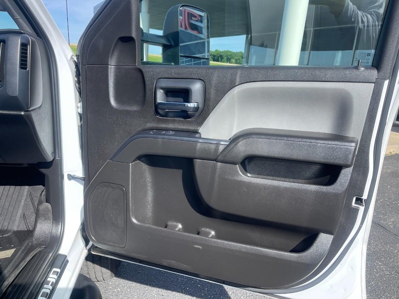 Chevrolet Silverado 2500HD Vehicle Image 11