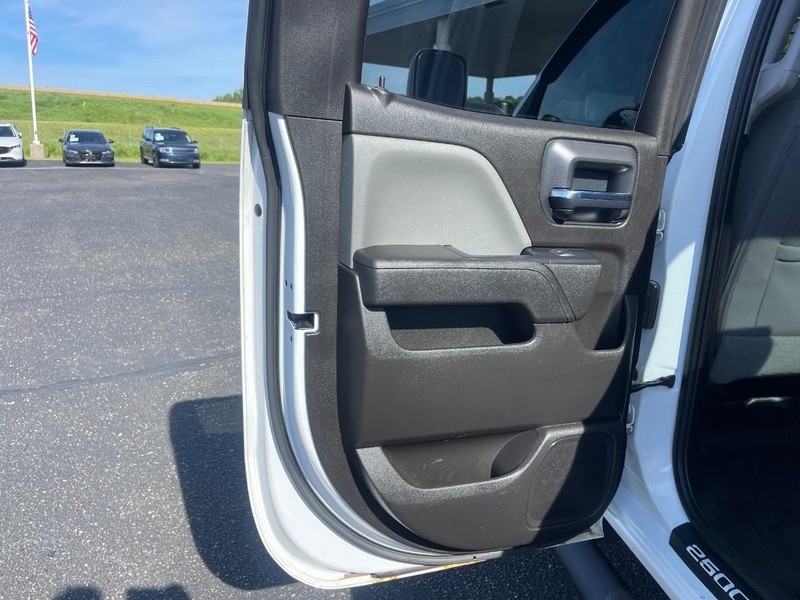 Chevrolet Silverado 2500HD Vehicle Image 15