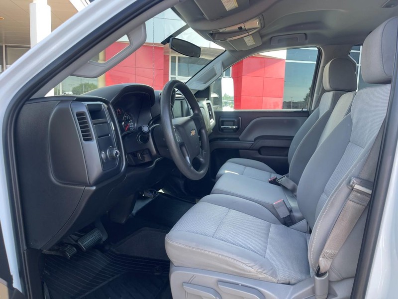 Chevrolet Silverado 2500HD Vehicle Image 16