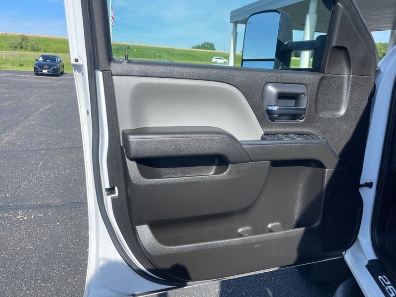 Chevrolet Silverado 2500HD Vehicle Image 17