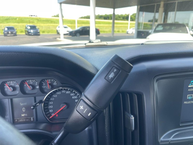 Chevrolet Silverado 2500HD Vehicle Image 23