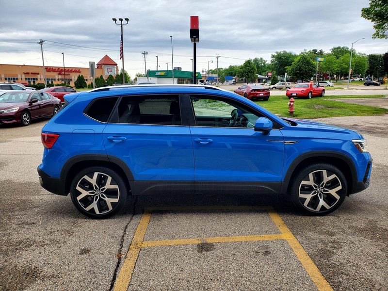 Volkswagen Taos Vehicle Image 04