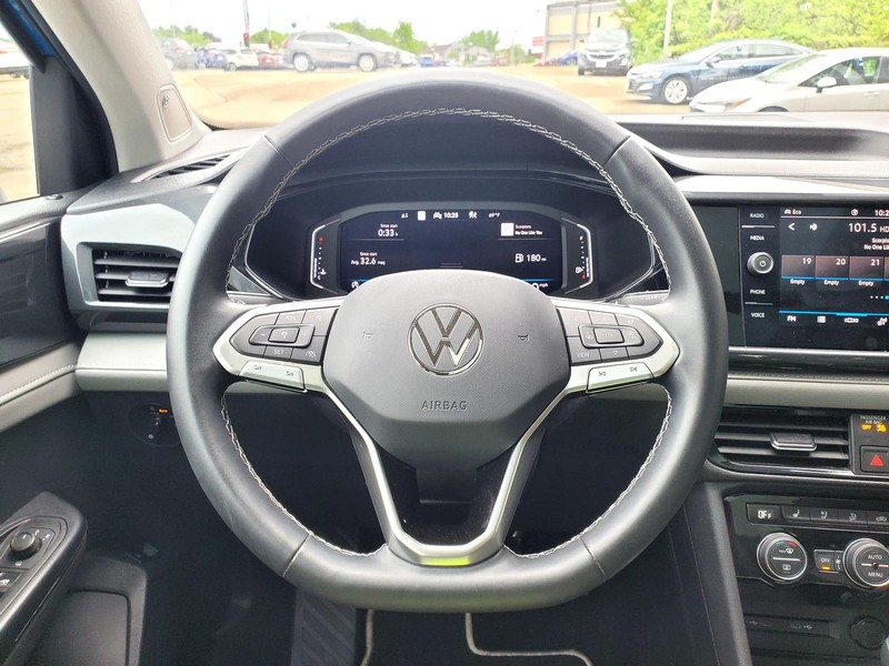 Volkswagen Taos Vehicle Image 09