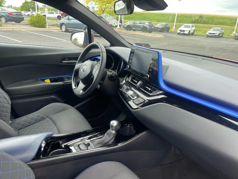 Toyota C-HR Vehicle Image 06