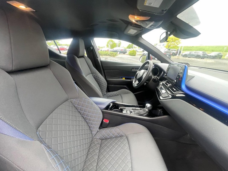 Toyota C-HR Vehicle Image 07