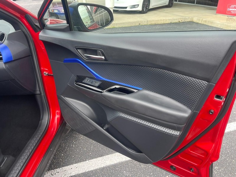Toyota C-HR Vehicle Image 08