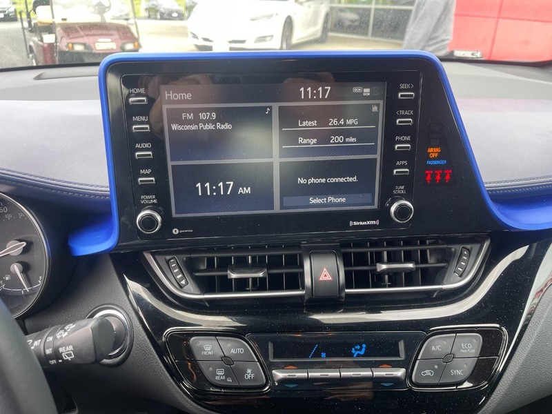 Toyota C-HR Vehicle Image 11