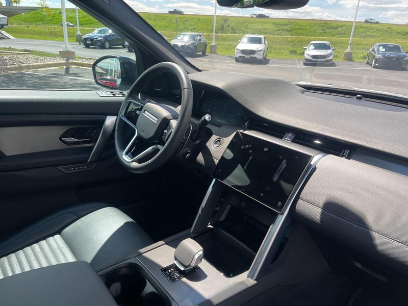 Land Rover Discovery Sport Vehicle Image 09