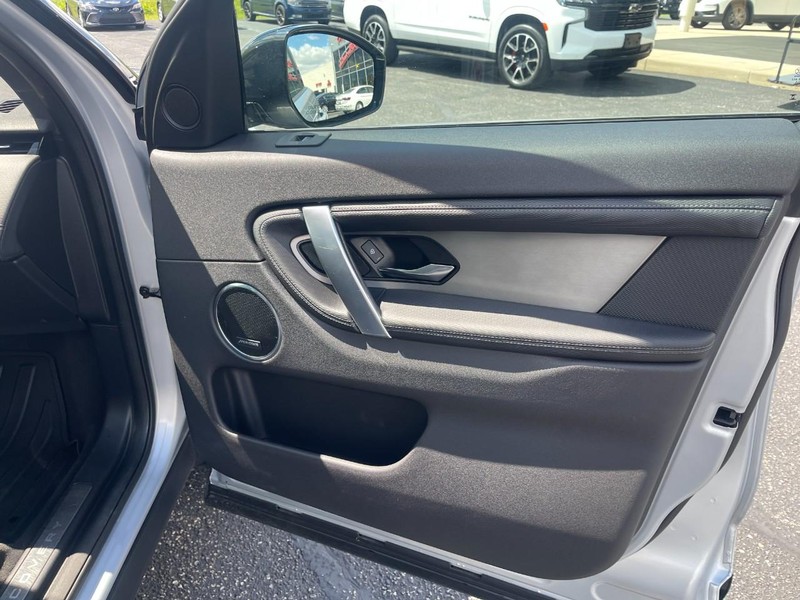 Land Rover Discovery Sport Vehicle Image 12