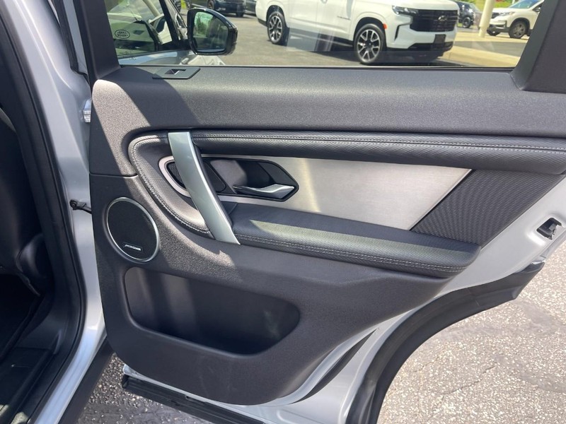 Land Rover Discovery Sport Vehicle Image 16