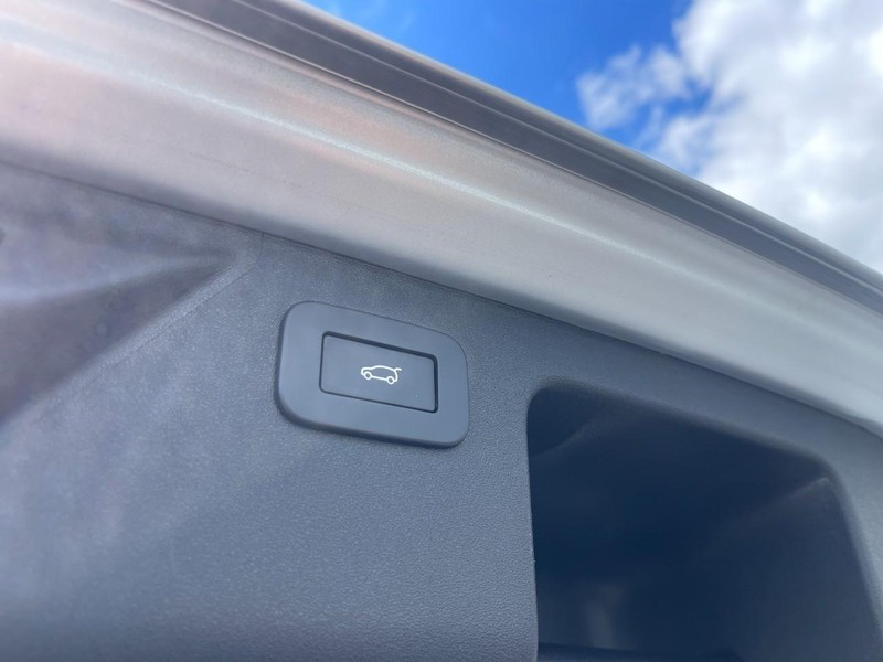 Land Rover Discovery Sport Vehicle Image 18