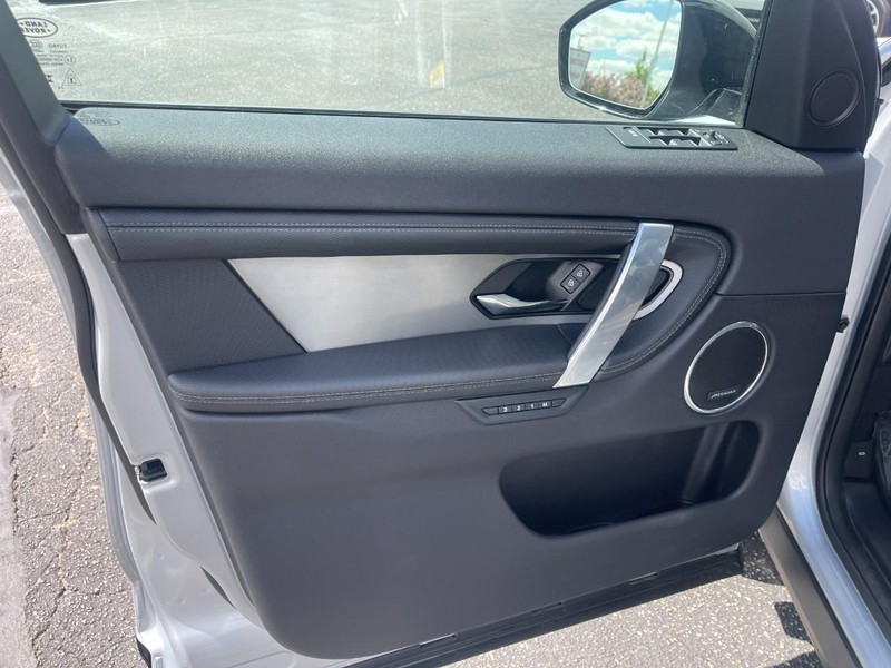 Land Rover Discovery Sport Vehicle Image 22