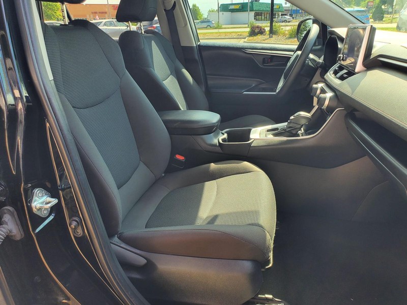 Toyota RAV4 Vehicle Image 12