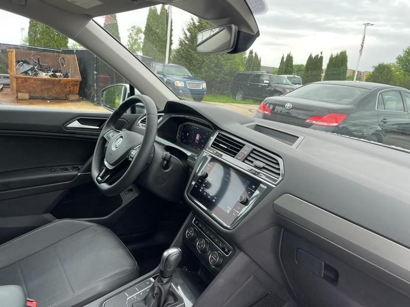Volkswagen Tiguan Vehicle Image 02