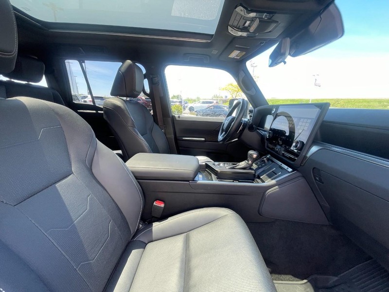 Lexus GX Vehicle Image 10
