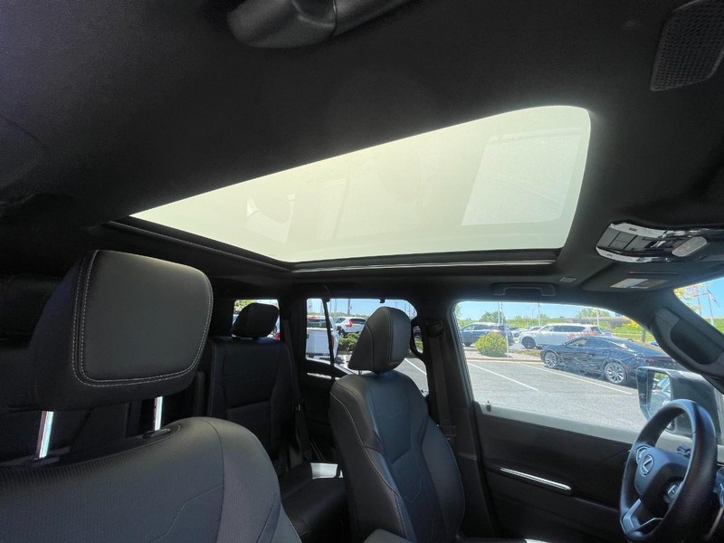 Lexus GX Vehicle Image 12